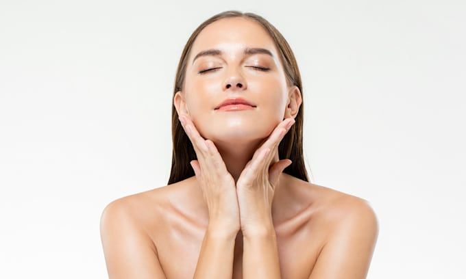 Mujer utilizando Niacinamida para eliminar manchas en la cara