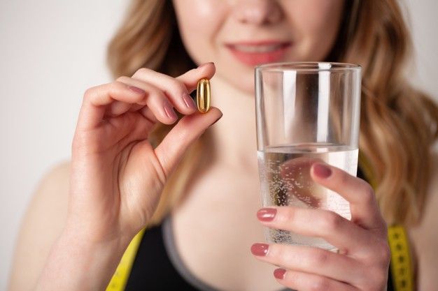 Mujer tomando un analgésico