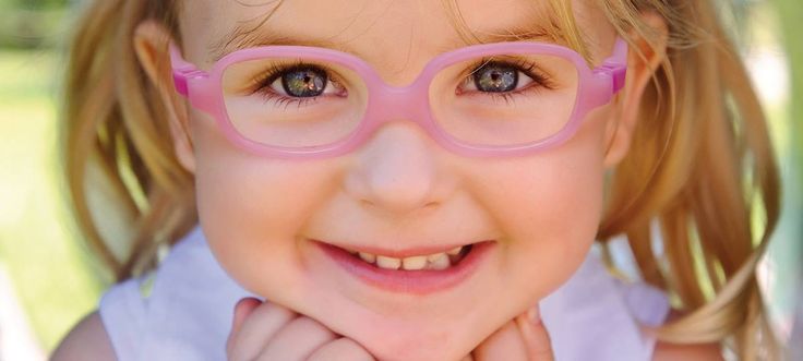 Niña pequeña con gafas graduadas para niños