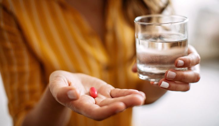 Mujer tomando un antiinflamatorio