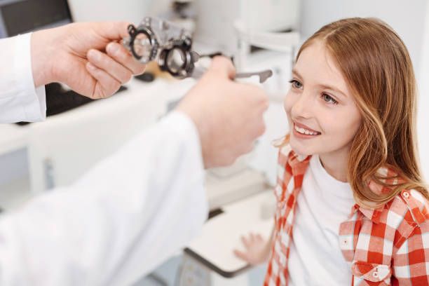 Niña haciendo test visuales