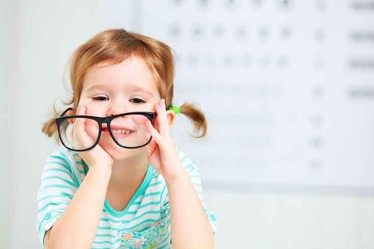 Niña pequeña con gafas graduadas