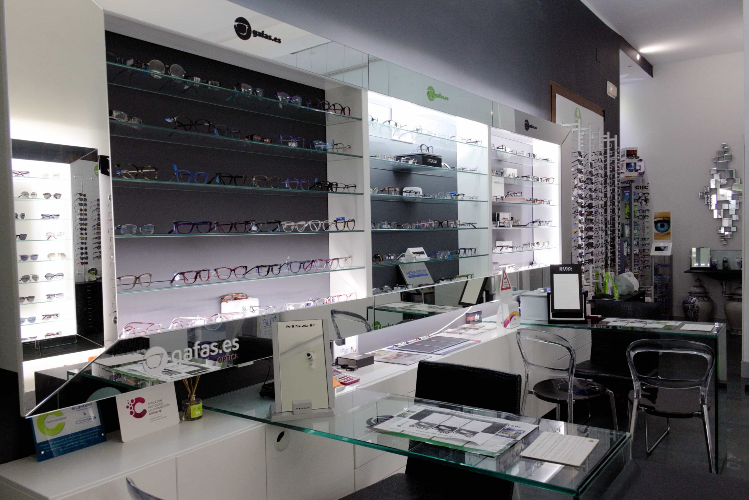 Óptica de Farmacia Liceo con gran variedad de gafas graduadas