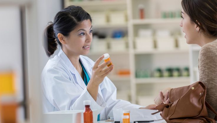Mujer comprando medicamentos para el insomnio sin receta