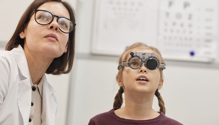 Niña haciendo un test visual para determinar si tiene problemas de visión en niños