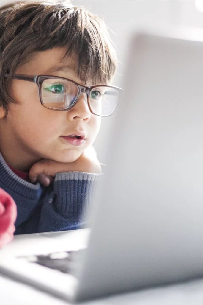 Salud visual infantil: Consejos clave para proteger la vista de tus hijos.