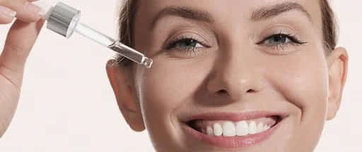 Mujer aplicándose sérum