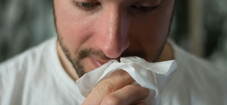 Resfriado de verano y aire acondicionado por qué te acatarras en agosto y cómo aliviarlo
