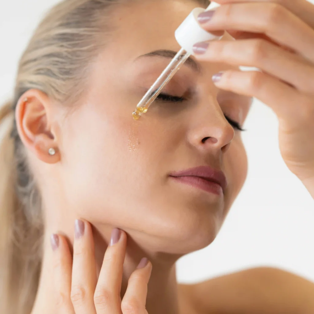 Limpieza facial en verano: por qué es clave con sudor, sol y protector