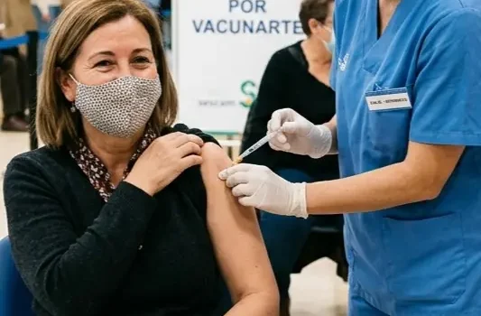 Efectos secundarios de la vacuna del covid 2026-2027 qué esperar y cuándo te toca en Castilla y León